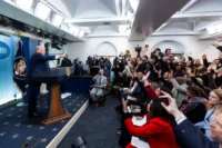 Trump presume logros en economía e inmigración