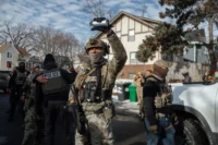 ICE no solo parece y actúa como una fuerza paramilitar, lo es, y eso hace que sea más difícil de controlar