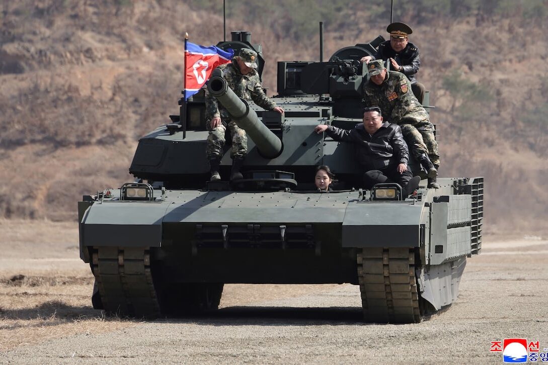La futura heredera del régimen norcoreano pilota un tanque en maniobras militares