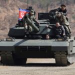 La futura heredera del régimen norcoreano pilota un tanque en maniobras militares