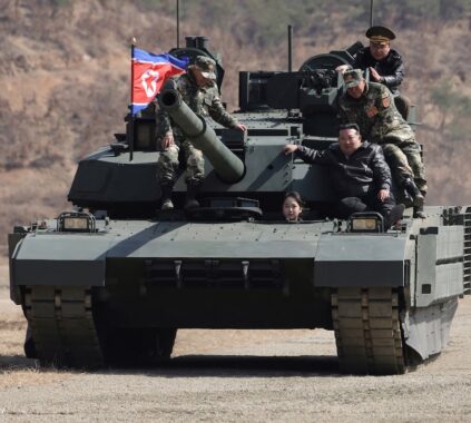 La futura heredera del régimen norcoreano pilota un tanque en maniobras militares