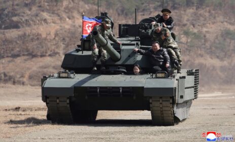 La futura heredera del régimen norcoreano pilota un tanque en maniobras militares