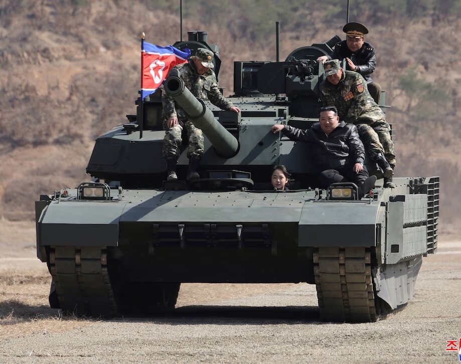 La futura heredera del régimen norcoreano pilota un tanque en maniobras militares